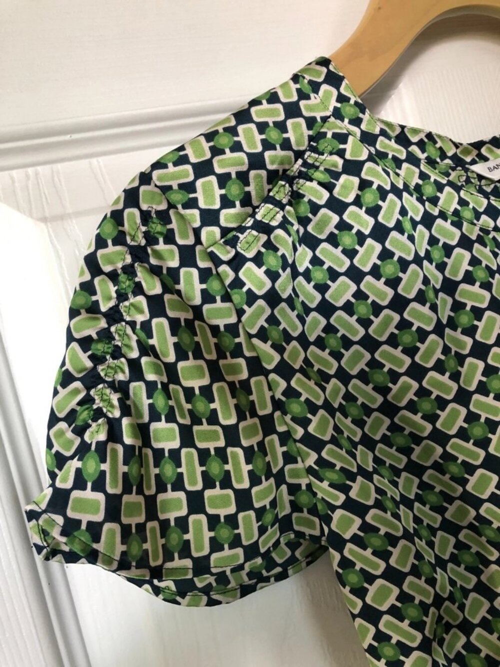Y2K Banana Republic Short Sleeve Green Geometric Blouse Top Size M - Picture 8 of 16